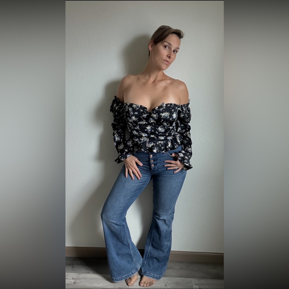 Abercrombie & Fitch High Rise Wide Leg Flare Jeans 6